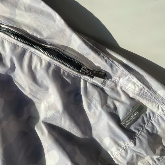 Calvin Klein white camo rain jacket in great condition - Picture 4 of 5
